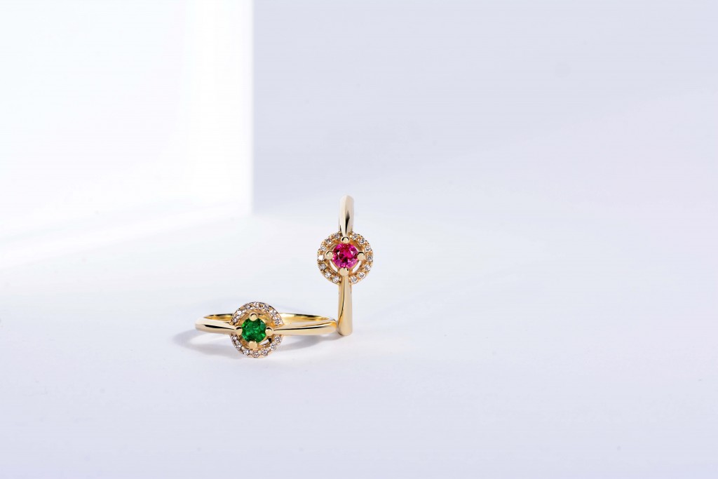 Zlaté prsteny s barevnými drahokamy