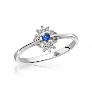 prsten s modrým safírem a diamanty