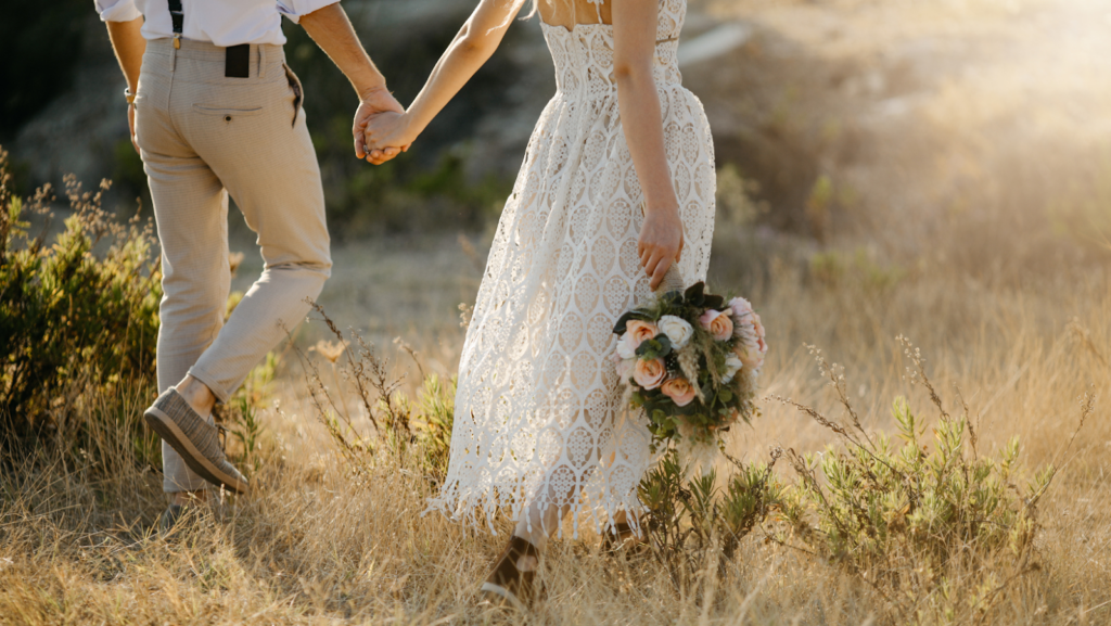 Boho svatební kytice – přírodní materiály a žádná pravidla