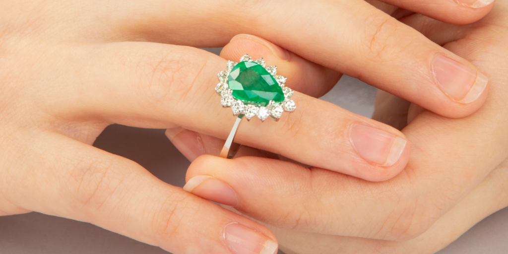 Smaragdová svatba si říká o šperk se smaragdem jako dárek